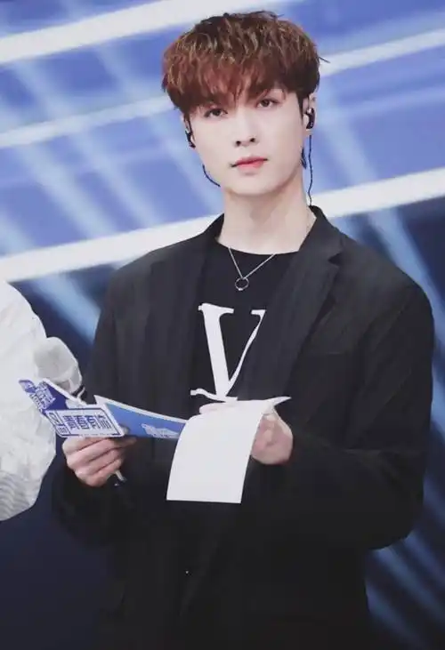 exo出道的时候被称为完颜团,那时候也没什么人质疑张艺兴的长相不够