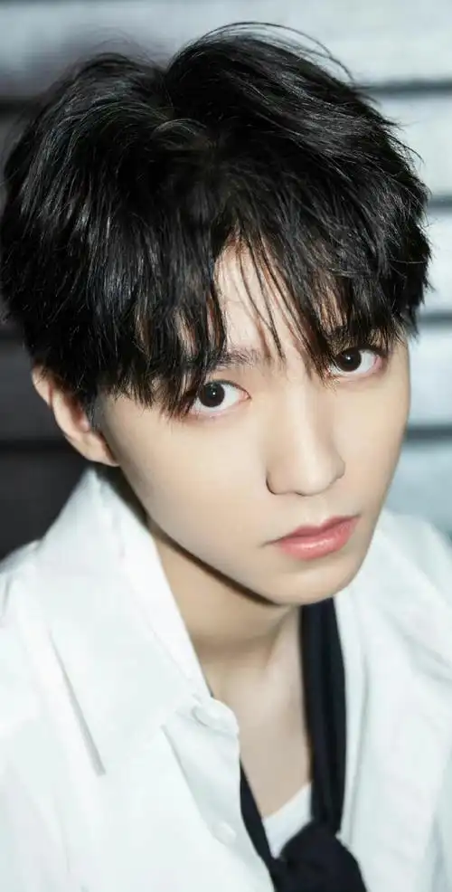 明星的绝美怼脸拍#王俊凯的怼脸拍太心动了97眼睛深邃迷人 五官