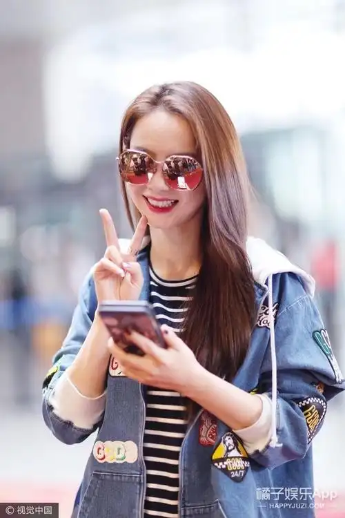 肤白貌美的典型戚薇机场look化身比耶卖萌的美少女