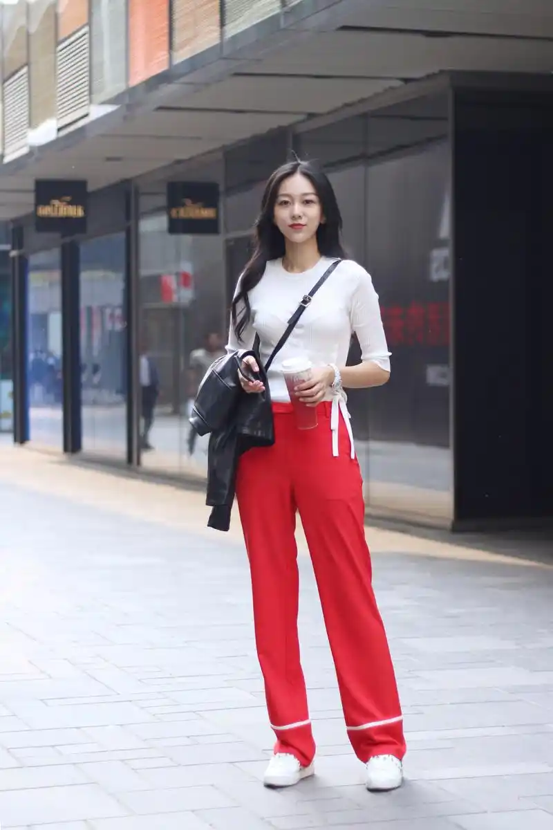 路人街拍:曼妙身姿的小姐姐,优雅修身又散发着迷人的味道