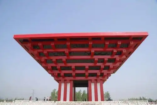 5月3日,几名来自上海的游客在江苏省阜宁县"山寨版中国馆"前留影.