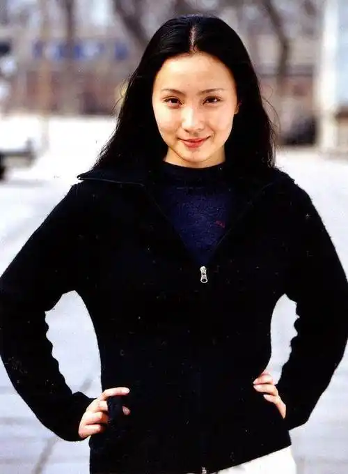 年龄的主角,后来朱媛媛获得了金鹰奖,领奖的时候朱媛媛说这个奖有陶虹