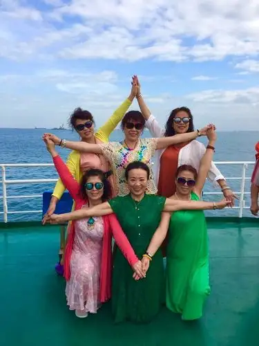 六人排出六角美照