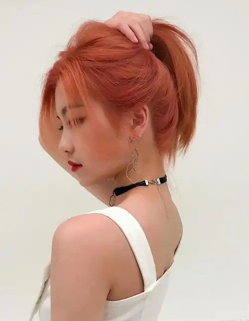 深咖啡色系的短头发加上亚麻金的挑染,那般所有头型的等级更加的多