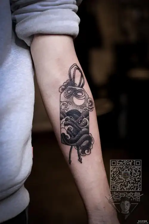 手臂黑灰福牌纹身图案