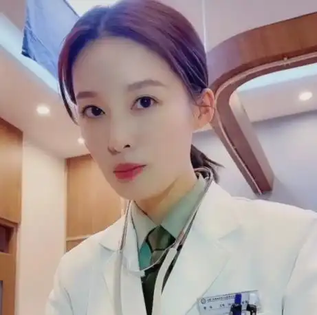 不知道小伙伴们觉得李沁的医生装扮怎么样?