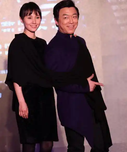 其实黄渤早在成名之前就已经结婚了,他的妻子是一名编剧,可能妻子不想