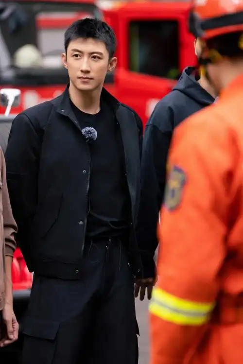 黄景瑜他从火光中走来##黄景瑜像回消防站串门的
