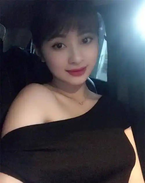 越南网红与越狱毒枭同居,毒枭被判死刑,她在法庭上和其吻别_武黄英