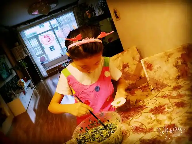 女儿第一次包饺子