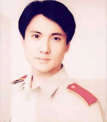 唇红齿白,眉清目秀,一头长发帅气迷人,年轻时的沈腾,说是小鲜肉级别的