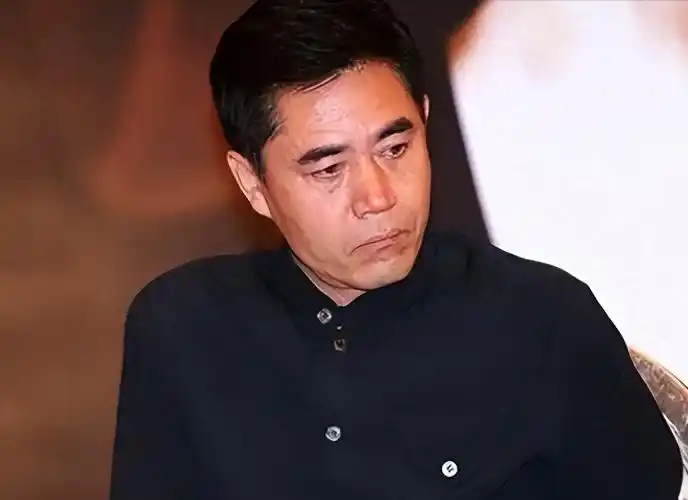 回顾国家一级演员陈宝国因一句话惹麻烦如今怎么样了