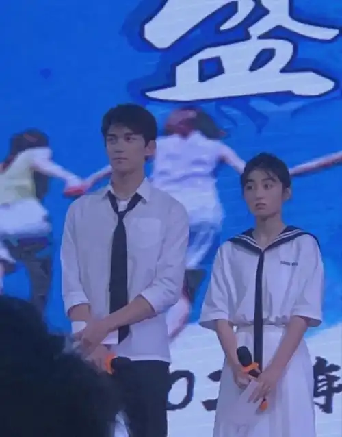 为宣传盛夏未来吴磊张子枫频频合体共同营造电影cp氛围感