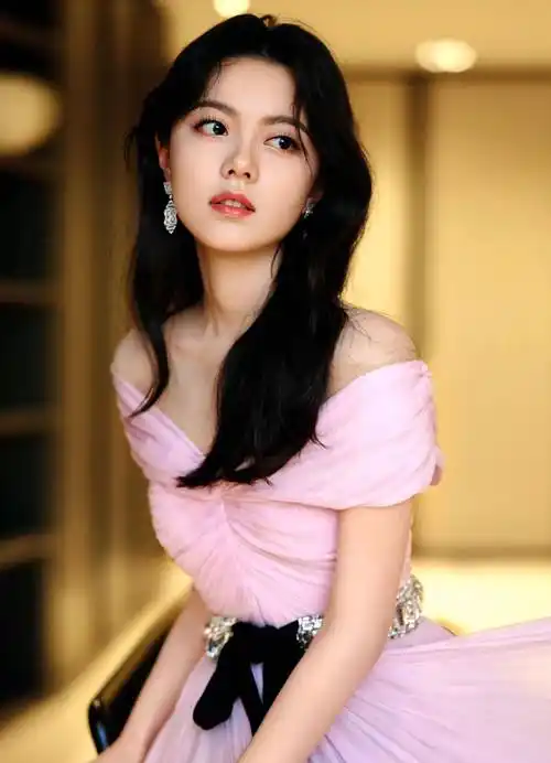 赵今麦时尚写真珍藏:五官标致,资色天然