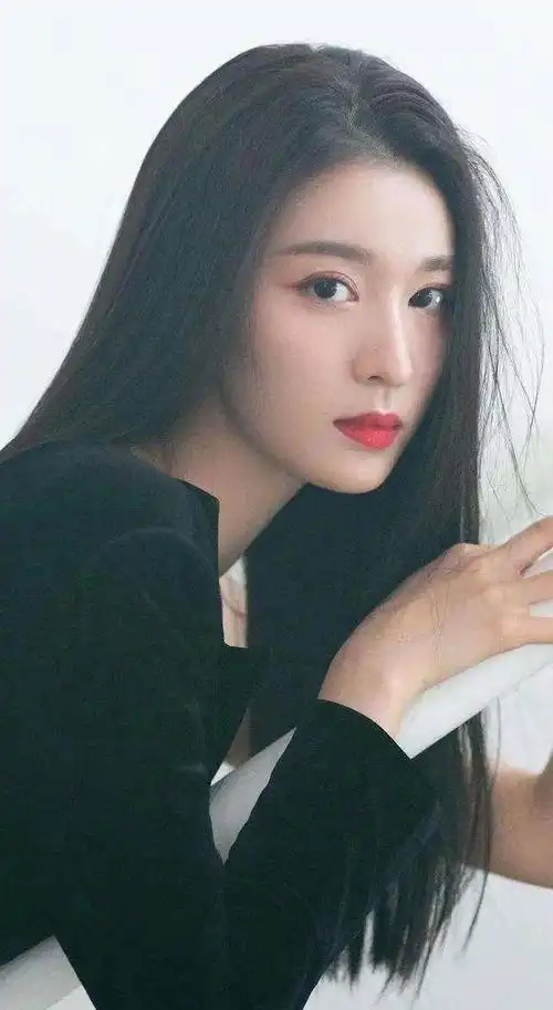 四川籍的90后女孩王楚然长相甜美,气质优雅,是一位默默无闻的小演员.