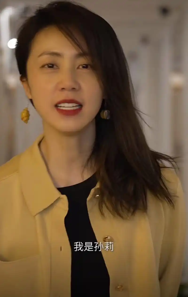 黄磊老婆孙莉排练话剧,她戴的耳环是女儿多多亲手做的,很有个性.