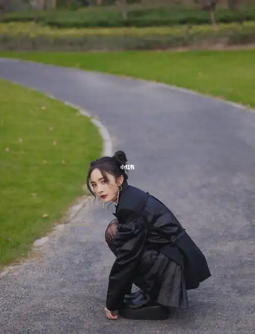 杨幂亮相 王牌对王牌造型 黑丝性感又帅气