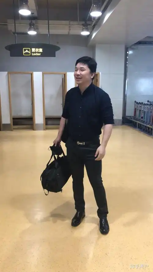 身高174体重145斤在健身有腹肌看起来是不是胖呢