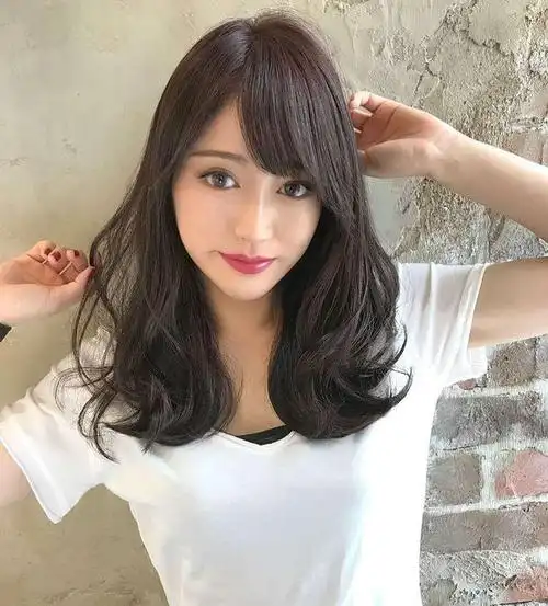 趣聊做头发的那些事,本栏目第3期:发量多发质粗硬的女生适合什么发型?