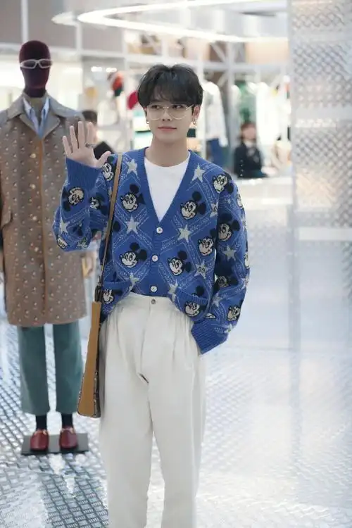 林彦俊蓝色米奇开衫