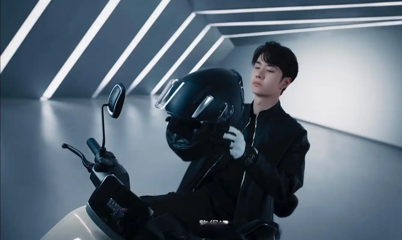 王一博喜提台铃##王一博骑车pose#最近工作室正在忙搬家,新地点周围