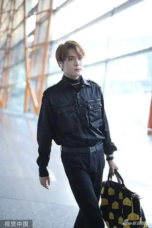 新浪娱乐讯 日前,曾舜晞现身机场,穿一身黑色look超酷,手拎黄色包包似