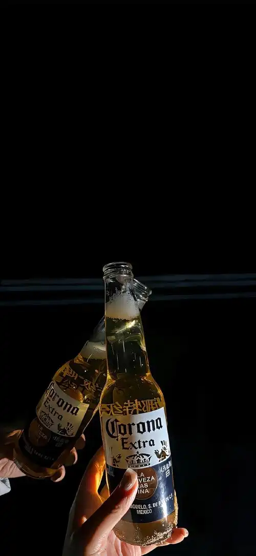 即使套上垃圾袋也没有人觉得垃圾桶干净./黑色手机壁纸