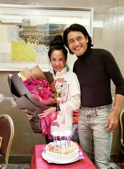 周润发与老婆同框!