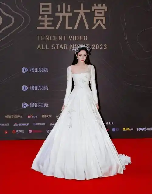 迪丽热巴脸在江山在 白色露背星光礼服秀美背 怼脸镜头没在怕的_时尚