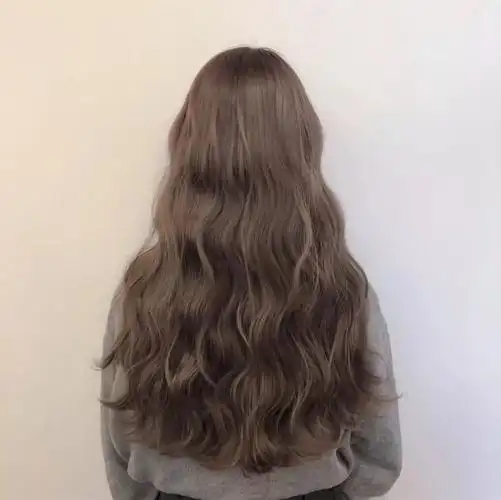 比波浪卷小,烫蛋卷头的女生都超级可爱,"蛋卷"的卷度比泡面卷大