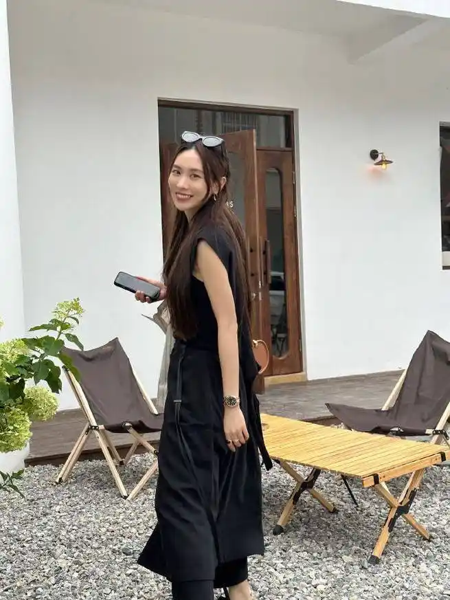 王霏霏卖二手物品给粉丝被吐槽一脸穷酸样,鼻头挛缩疑似整容失败_网友