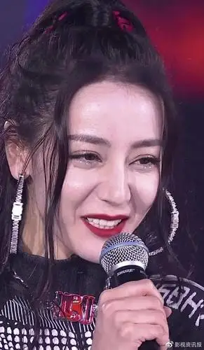 迪丽热巴脸也崩了离开精修图皮肤松弛法令纹明显网友辣眼睛