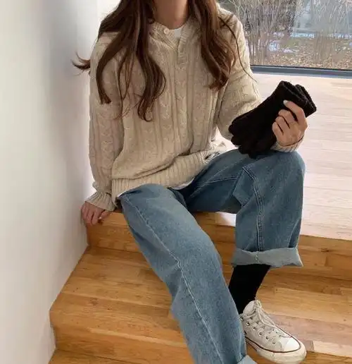 经典不过时的牛仔裤与减龄款帆布鞋很配让人眼前一亮