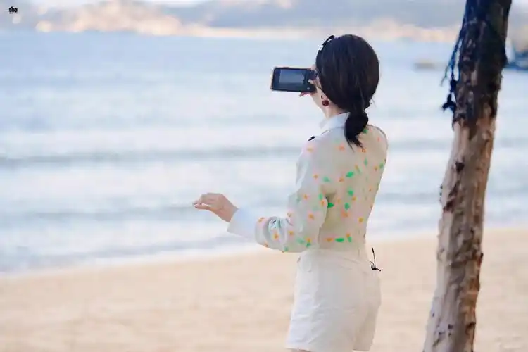 李一桐路透海边沙滩游玩