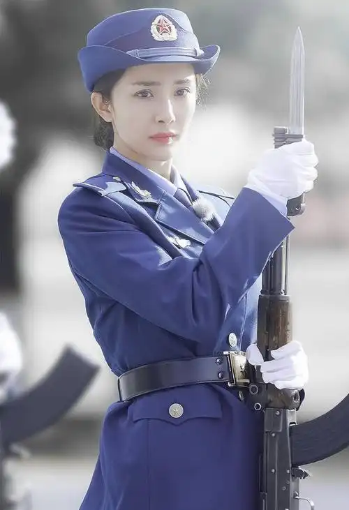 杨幂穿军装细腰着实太抢镜网友称赞英姿飒爽状态好