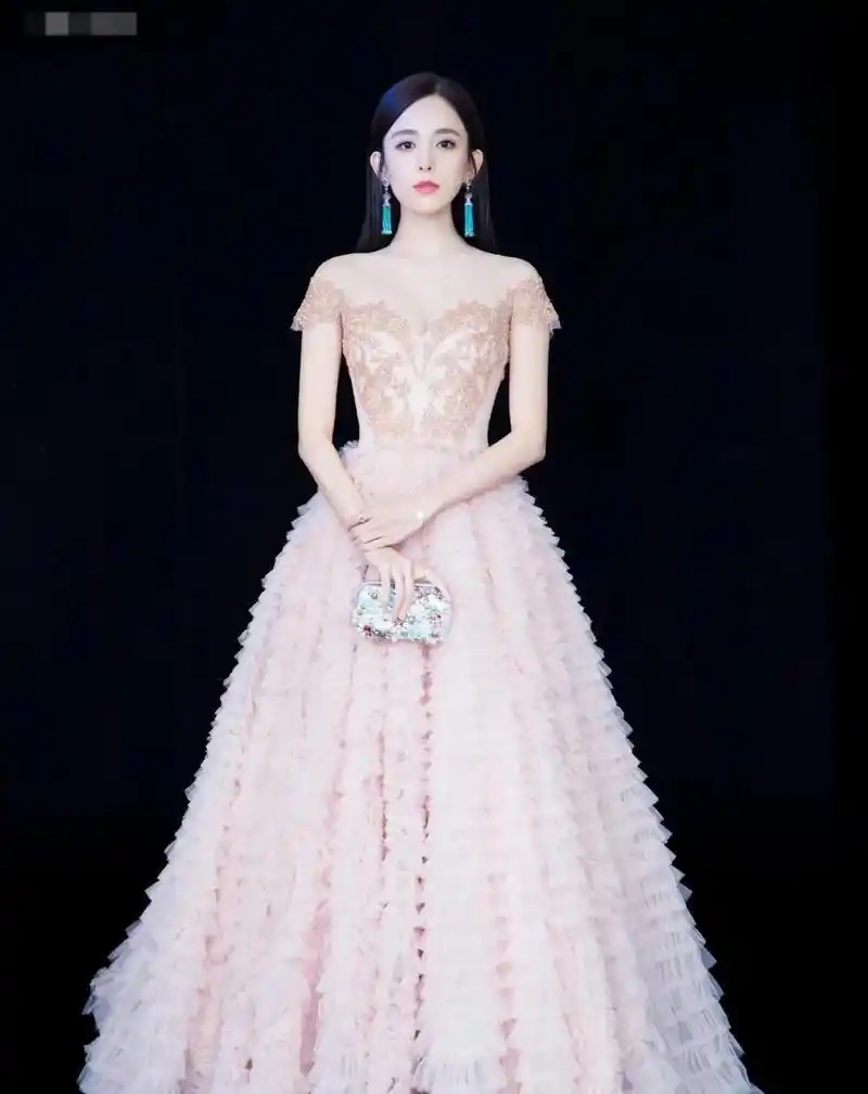 古力娜扎走红毯仙气飘飘,每一套礼服都尽显优雅,不愧是女明星!