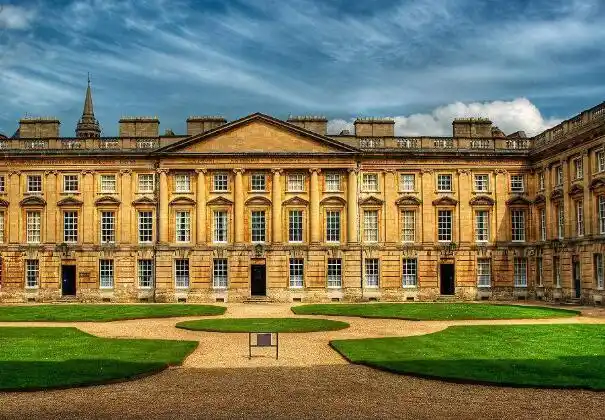 牛津大学是一所在世界上享有顶尖大学声誉,巨大影响力的知名学府.