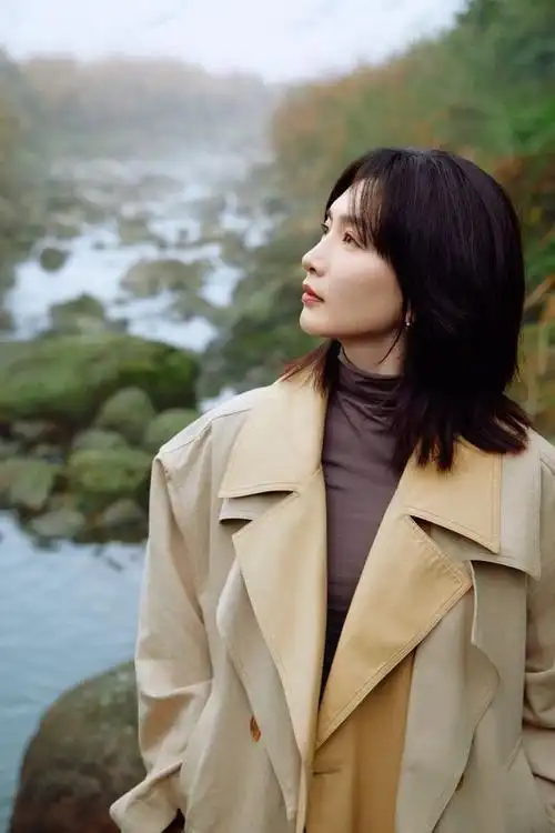 江疏影剪了新齐肩发型洋气10倍穿卫衣皮裤走机场时髦减龄