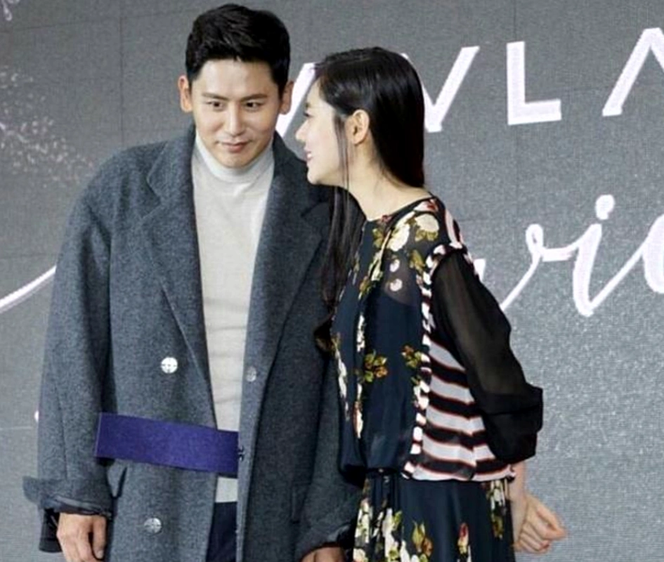 两人于2015年9月16日揭露爱情,2017年1月18日领证成婚.