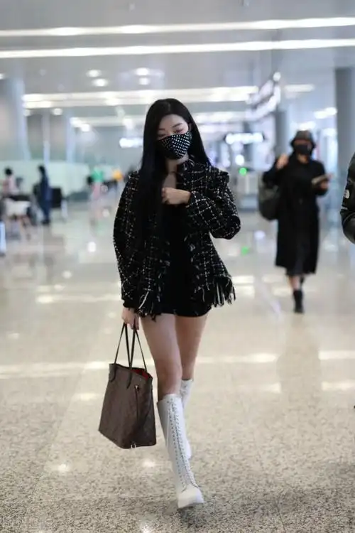 李紫婷穿格子小香衣现身机场,穿短裤皮靴子双腿超美吧