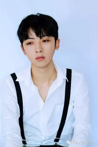 校花16岁花季萌妹校草喜欢镜头里的自己