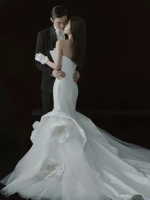 天呐男孩子一定要带女朋友拍组极简婚纱照