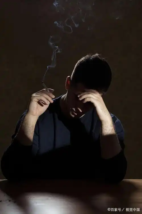 女人在楼上焦急的等待,男人却在楼下郁闷的抽烟.