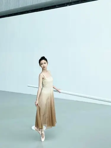 练舞蹈的女孩就是有气质吴谨言举手投足间散发出舞者魅力