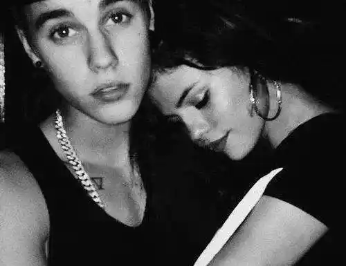 海莉穿紧身皮裙曲线火辣,与比伯十指紧扣恩爱甜蜜 - 知乎