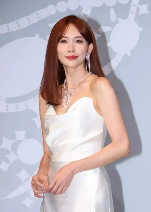 48岁林志玲最新近况曝光,他的脸僵硬,苹果肌凸出,被嘲笑"像蔡明"_状态