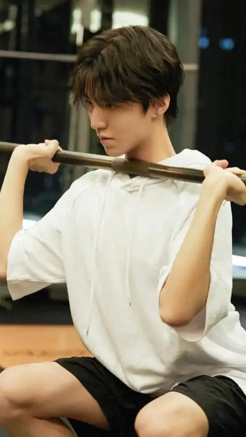 王俊凯平时没少健身吧#  谁懂当时@tfboys-王俊凯这组健身照给我多大