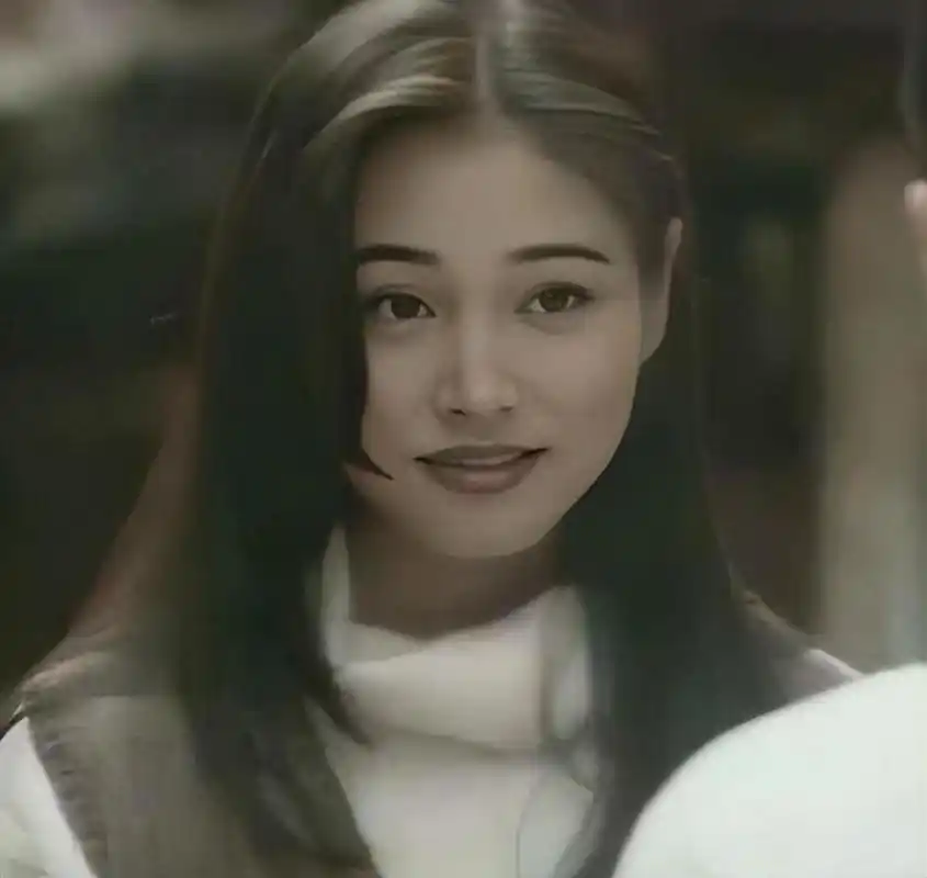 张延和周海媚长的好很像特别是嘴巴,我也喜欢看她演的电视剧,祝她永远