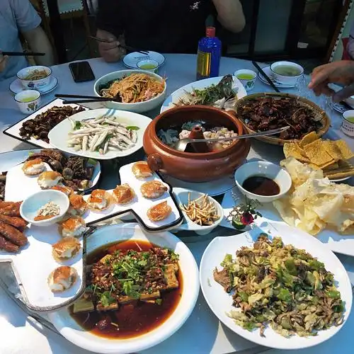 一桌美味佳肴的晚餐