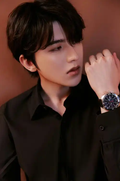 蔡徐坤黑色长风衣造型好帅今晚见